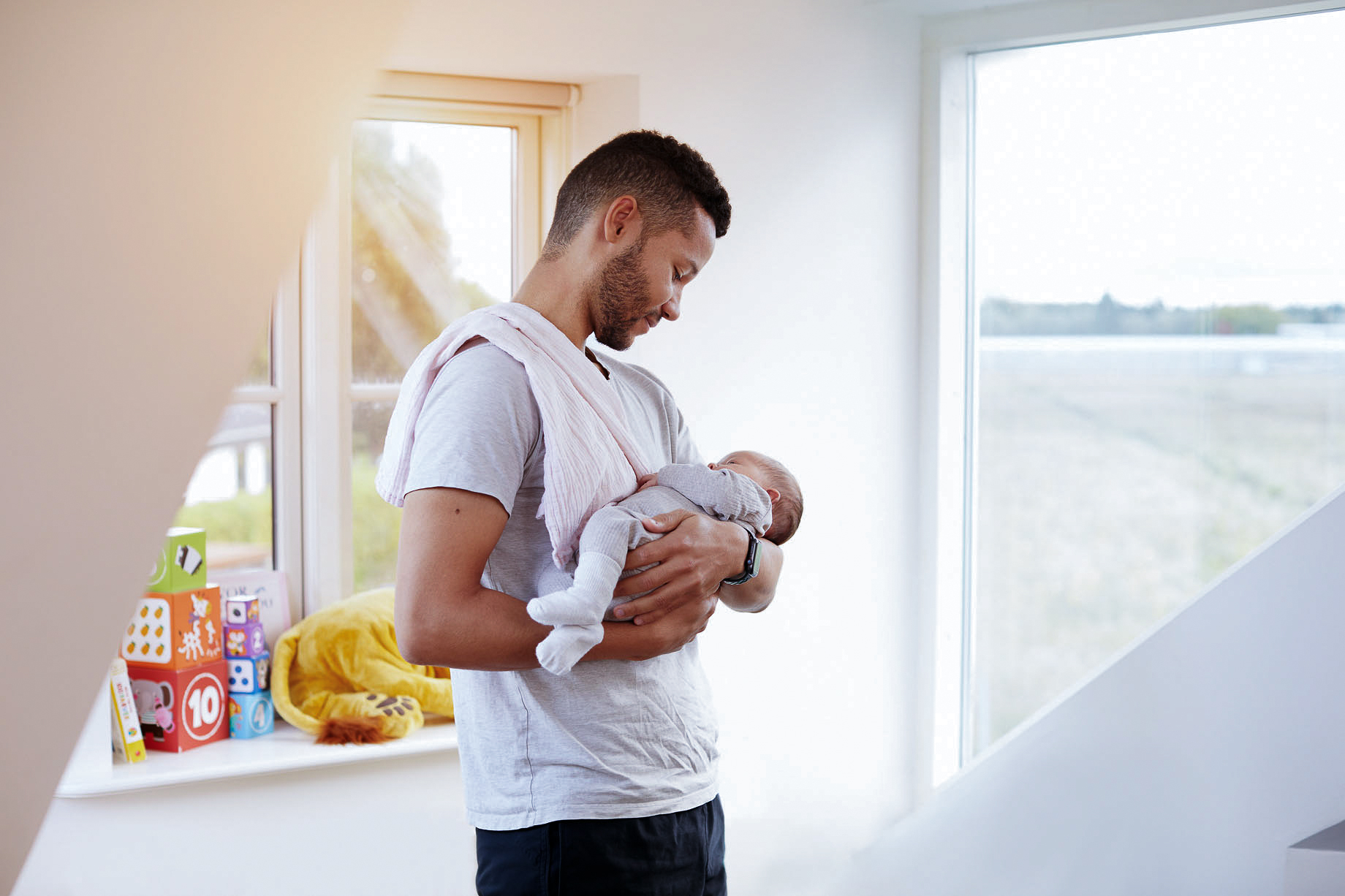 Mand på barsel med baby i armene