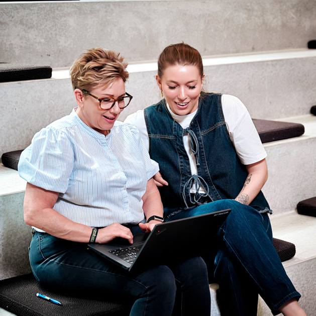 To kolleger taler om løngennemsigtighed