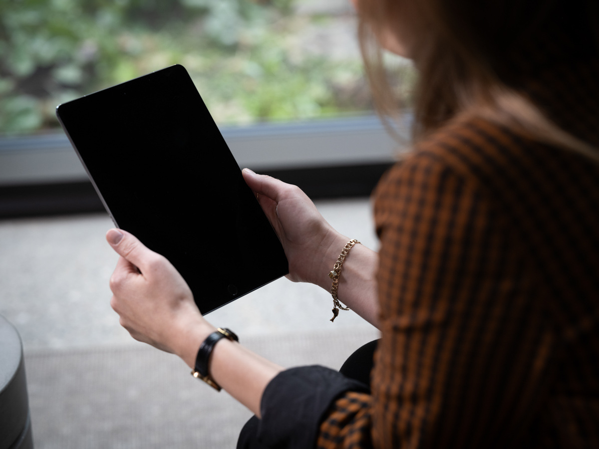 Person ser en demo af HR software