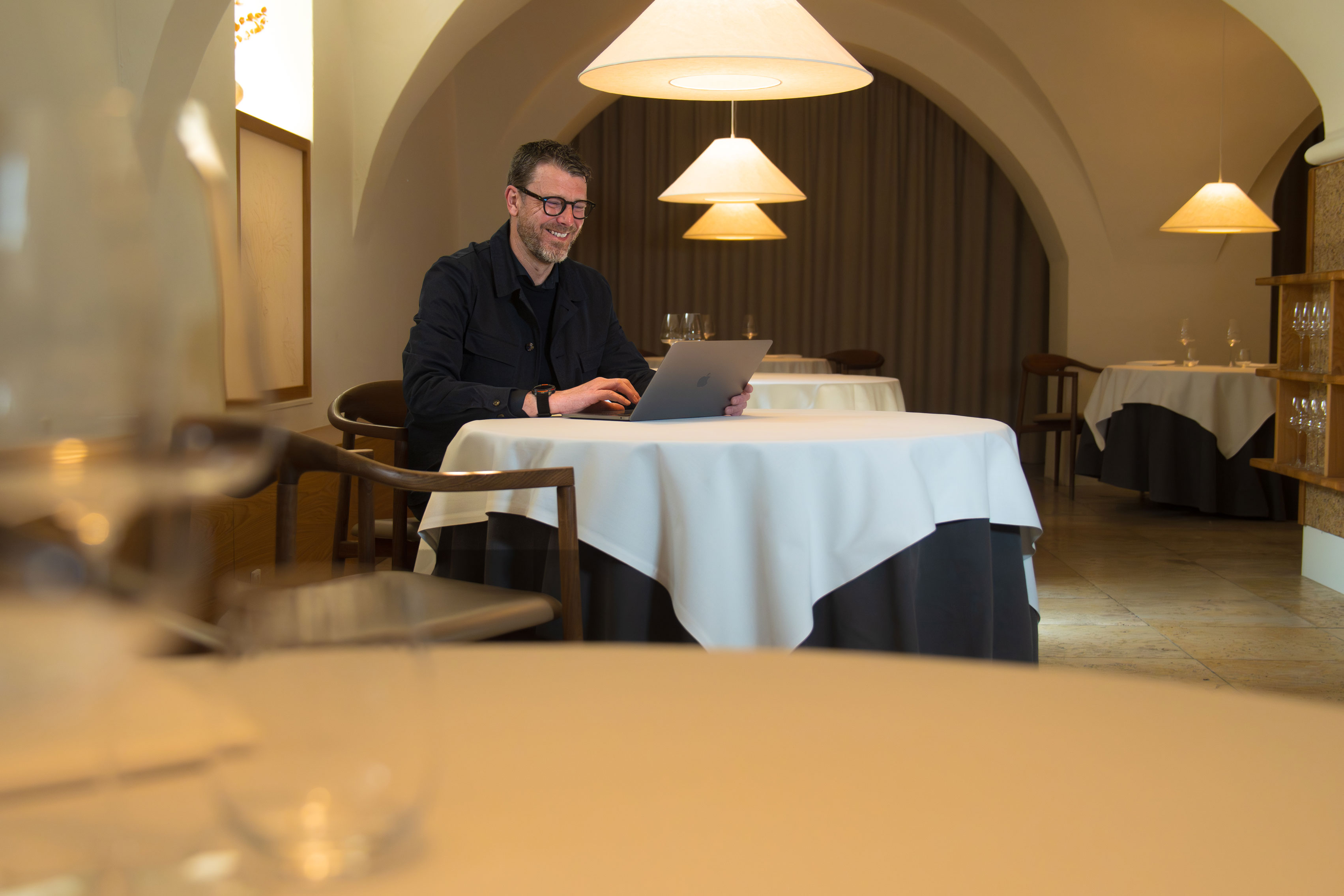Restaurant AOC laver selv løn med et nemt lønsystem