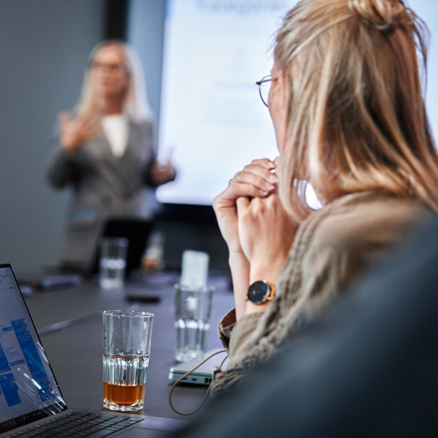Person deltager til webinar om løngennemsigtighed
